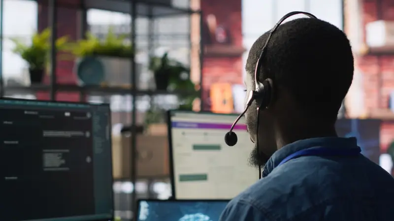 Equipe de TI trabalhando